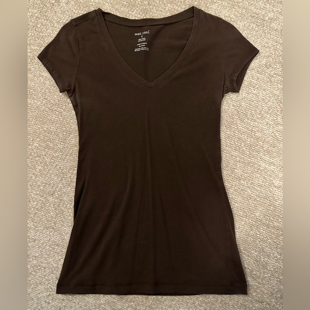 5/$25 Dark Brown V-neck Tee - Size Small